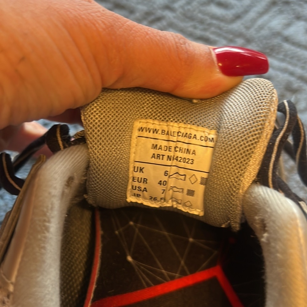 gently used fits a size 9 - Picture 5 of 5